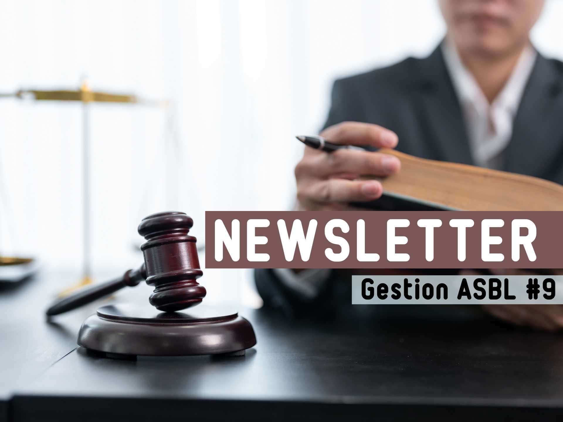 Newsletter Gestion ASBL 9 article qui vous aide à la gestion de votre asbl en Belgique. Contenu de l'image: mrteau de juge sur une table. En arrière plan, un homme tien un contrat et un stylo dans sa main.